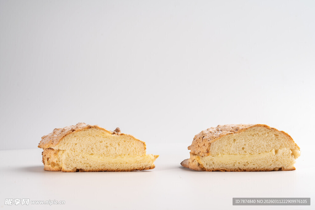 两块美味糕点展示