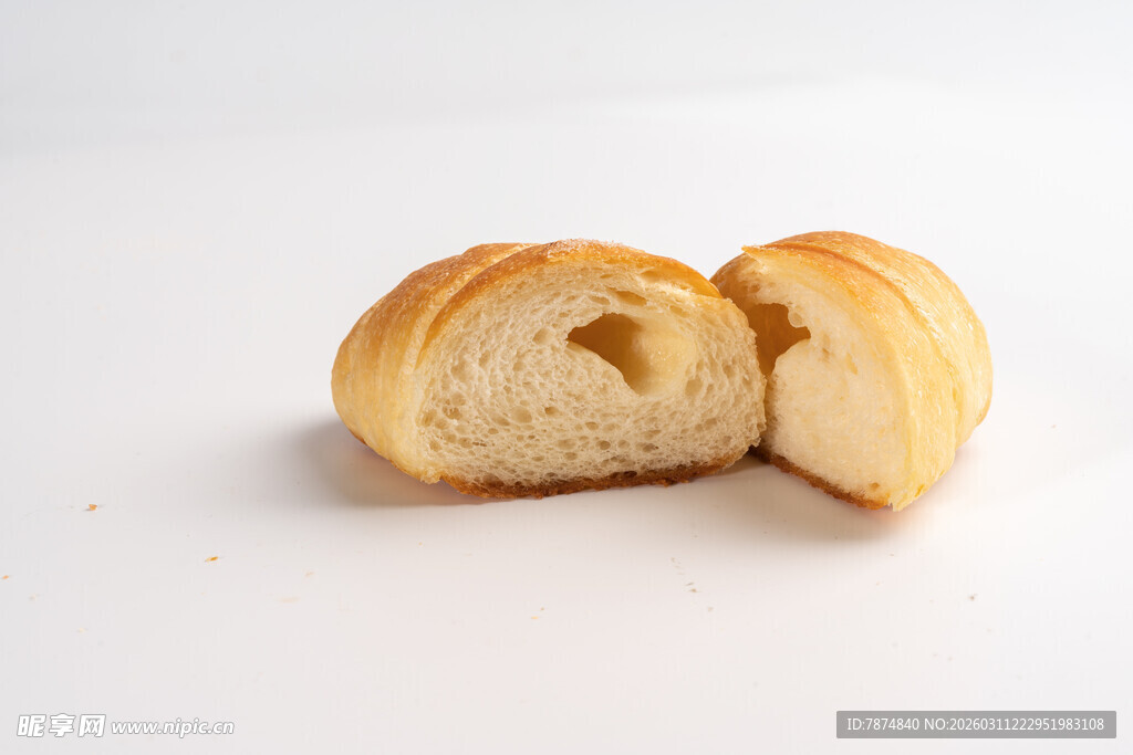 切开的松软面包