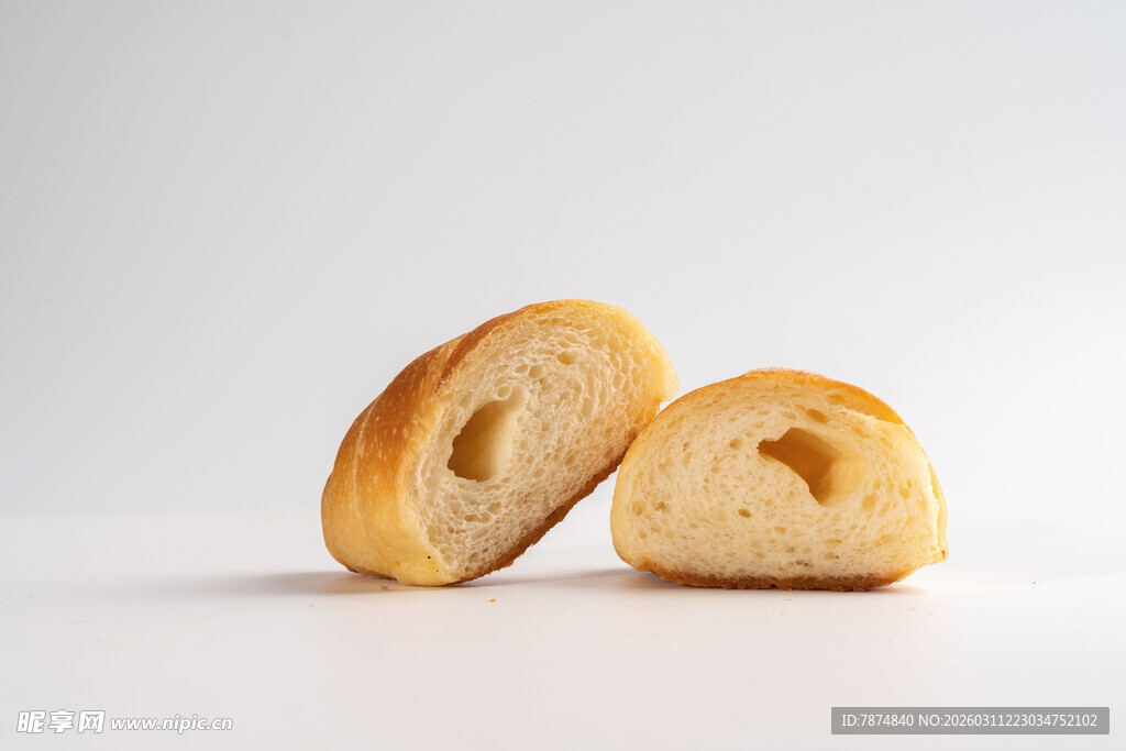 切开的松软面包