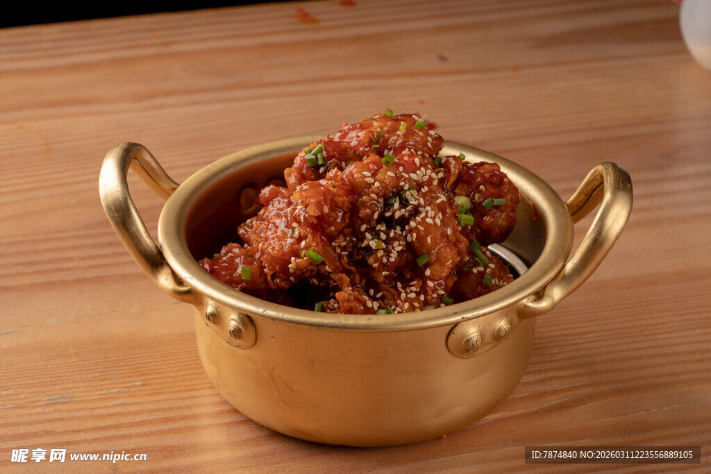 金色小锅装的美味辣菜