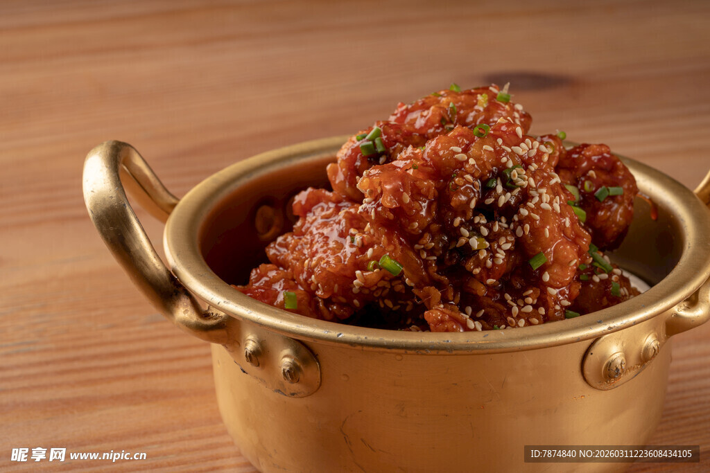 铜锅中的美味香辣肉块