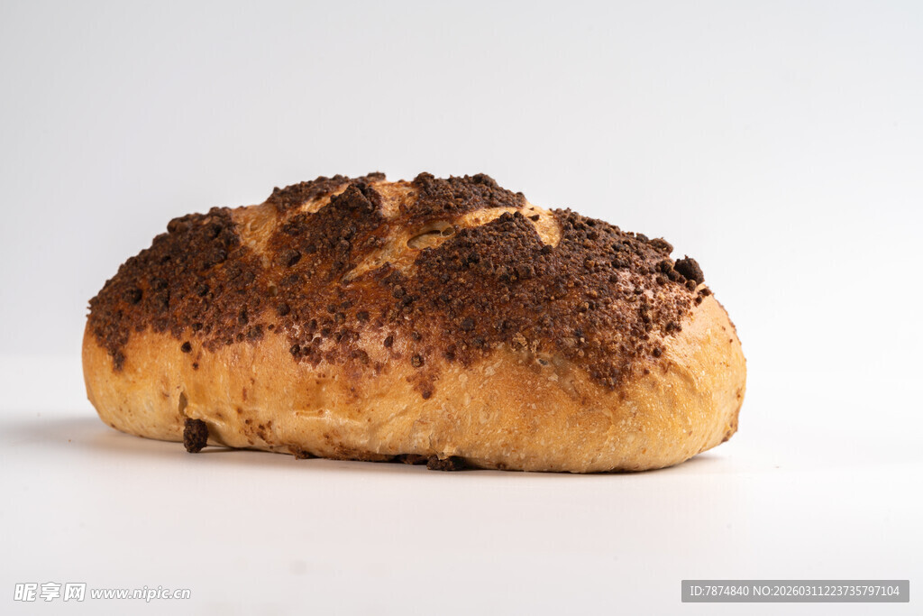 巧克力碎屑装饰的美味面包