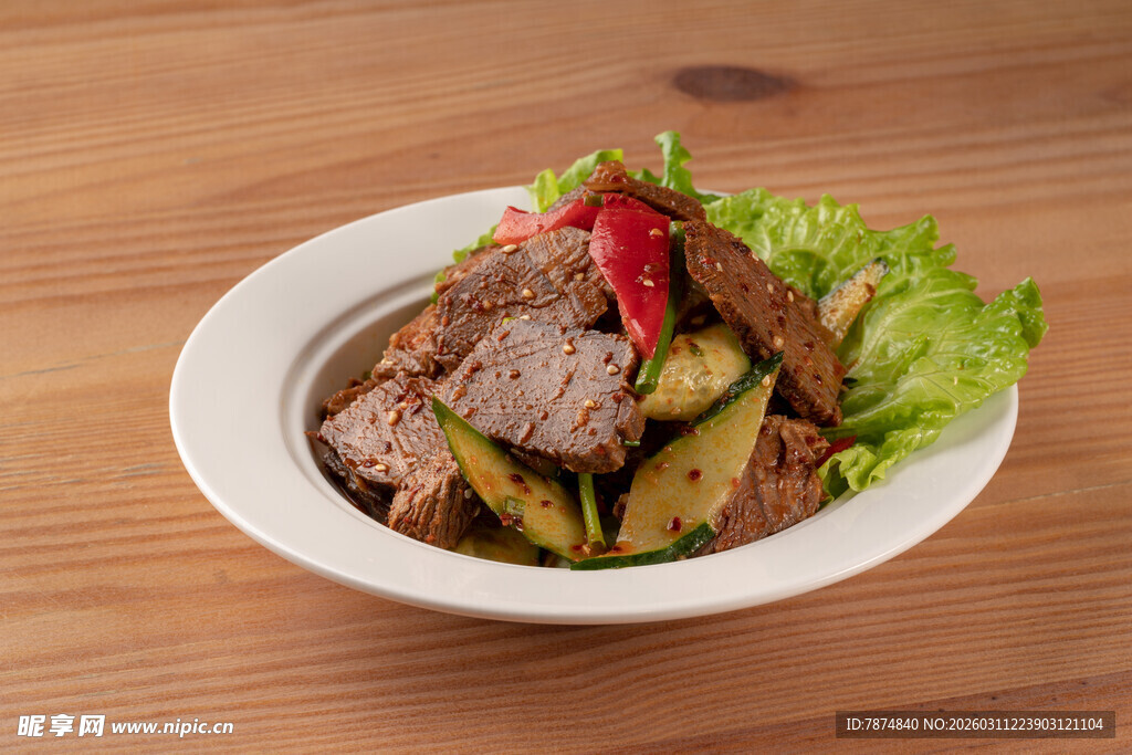 美味牛肉沙拉摆盘精致