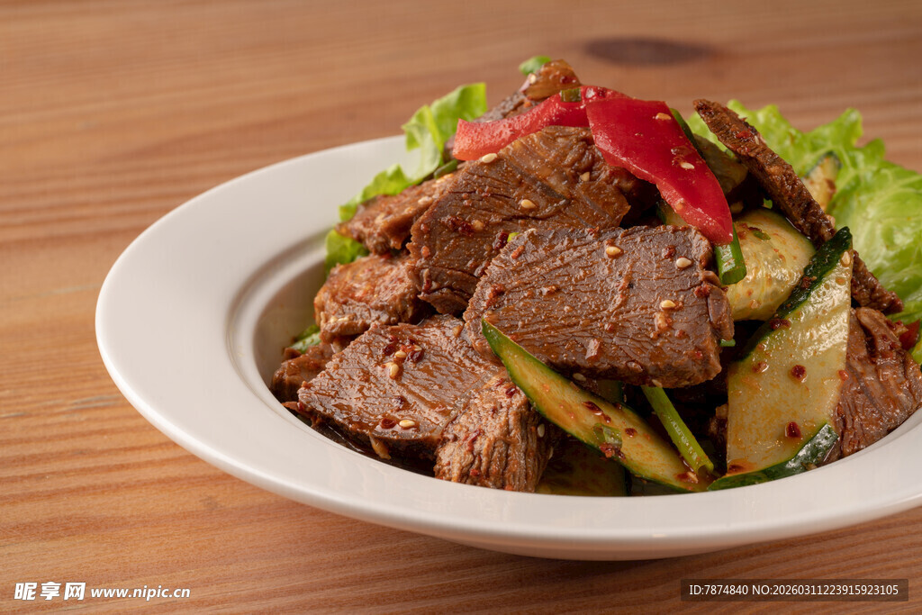 美味牛肉蔬菜沙拉装盘