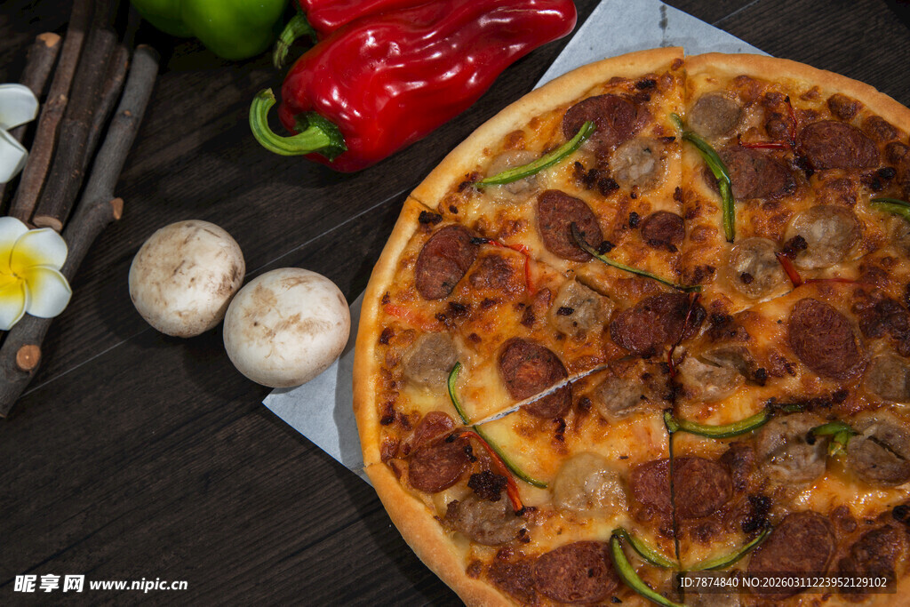 美味香肠披萨及配菜