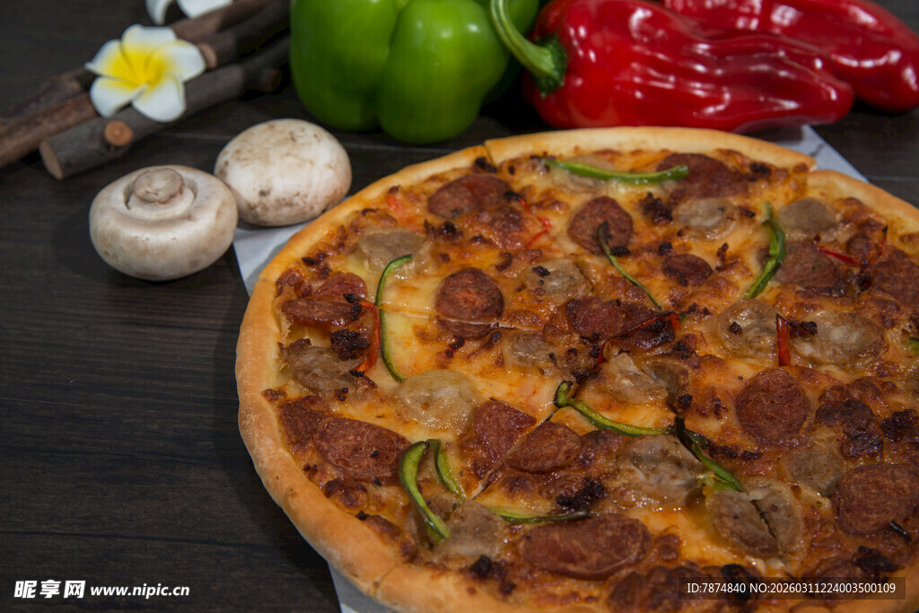 美味肉类蔬菜披萨