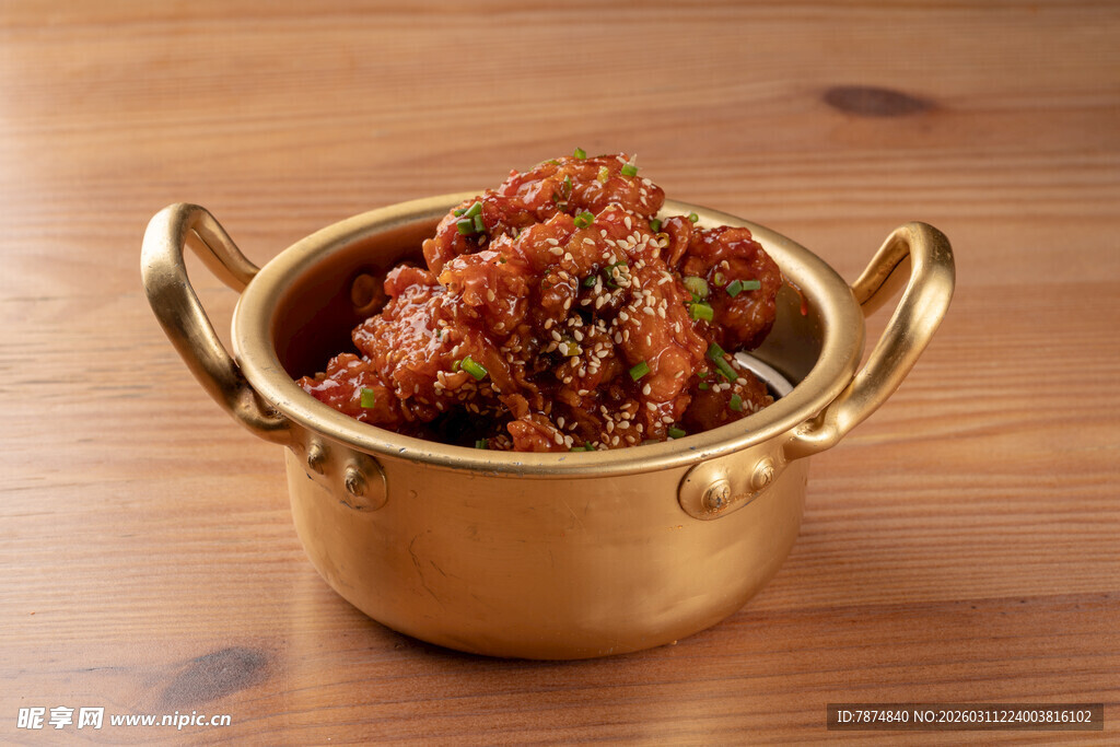 金色小锅中的美味烤肉