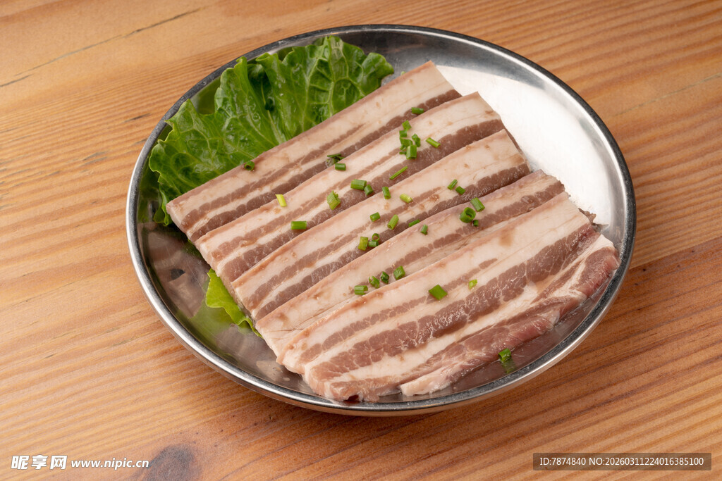 美味切片五花肉摆于盘