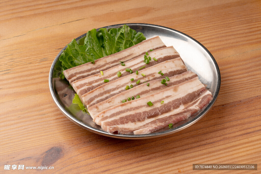 美味切片熟肉配翠绿蔬菜