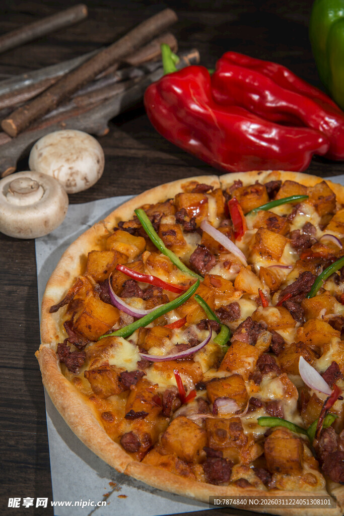 美味多彩披萨诱人上桌