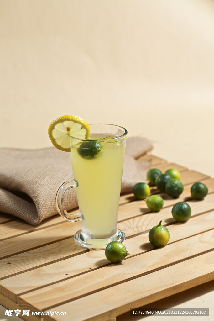 柠檬薄荷饮品摆于木桌