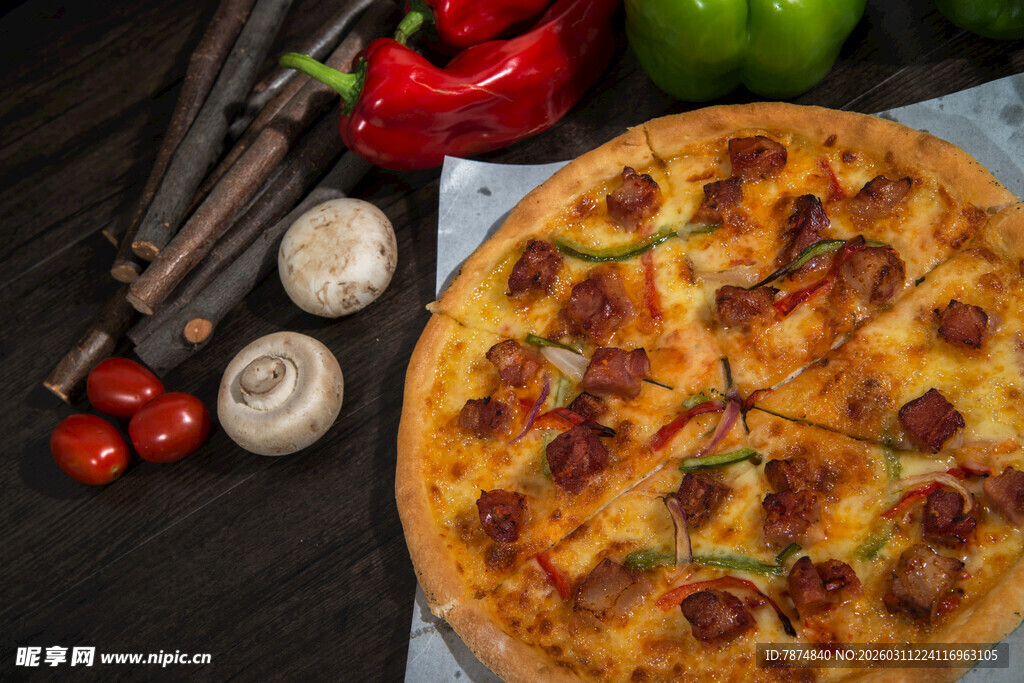 美味香肠披萨及其配料