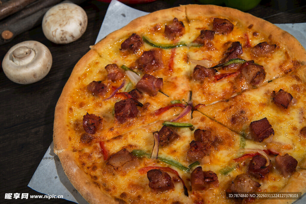 美味香肠蔬菜披萨