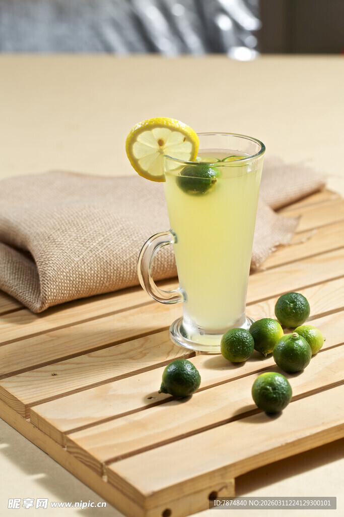 青柠饮品置于木质托盘上