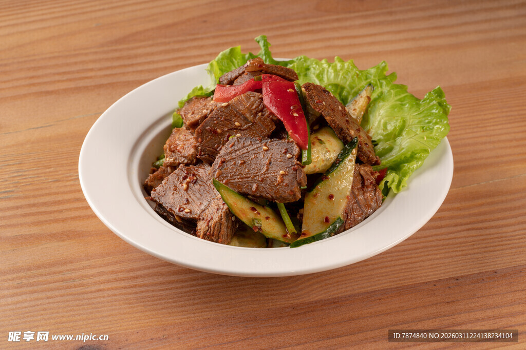 牛肉蔬菜沙拉摆放在碗中