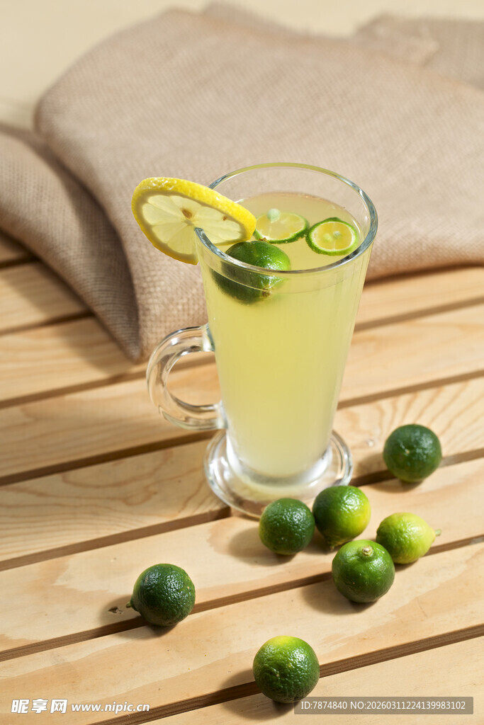 柠檬饮品配青柠置于木桌