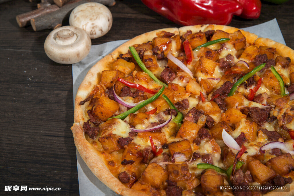 美味多样蔬菜肉类披萨