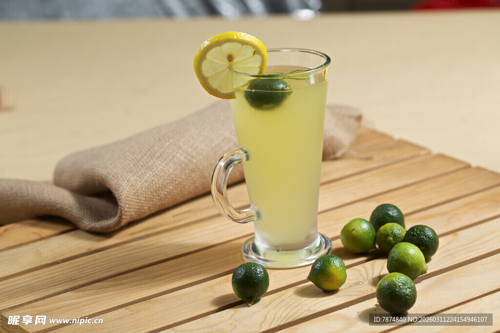 柠檬青柠饮品置于木桌