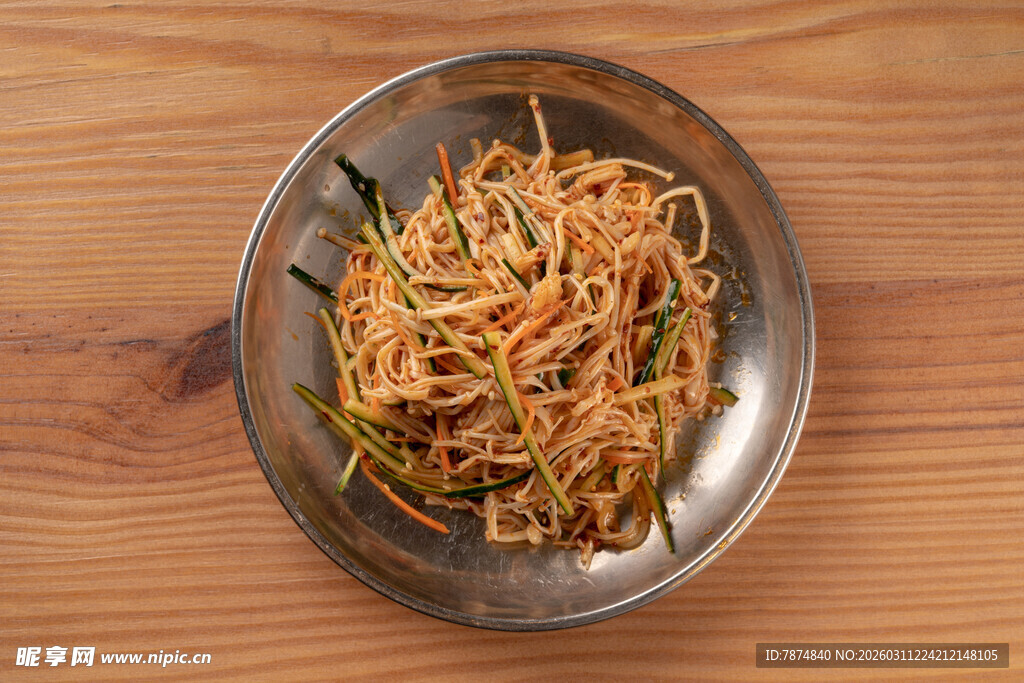 金属盘中的美味凉拌菜