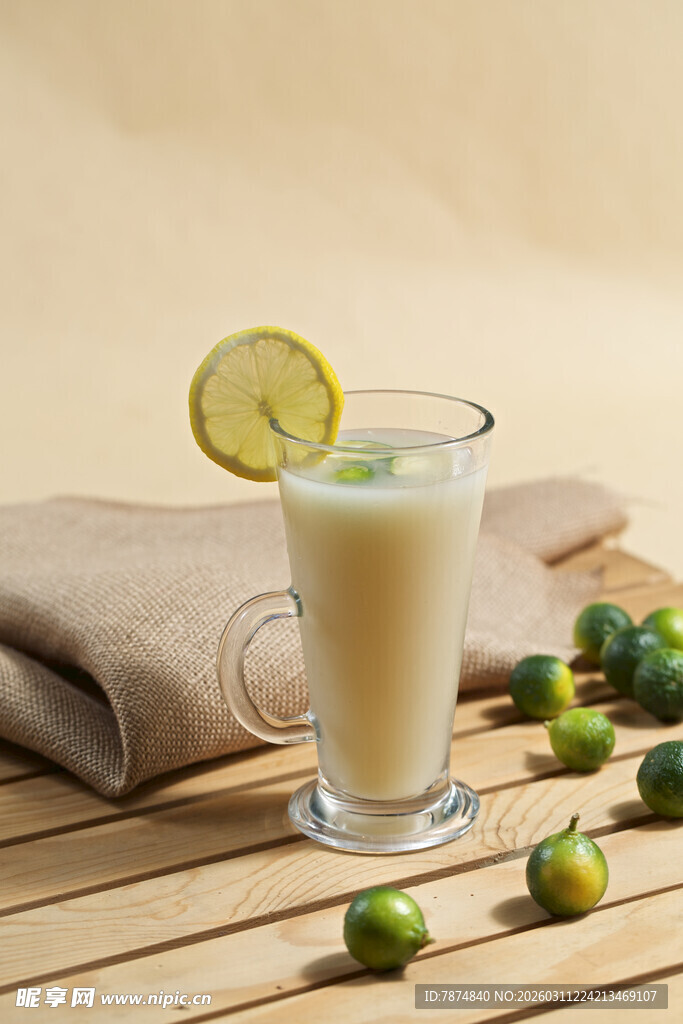 青柠奶饮置于木质桌面上
