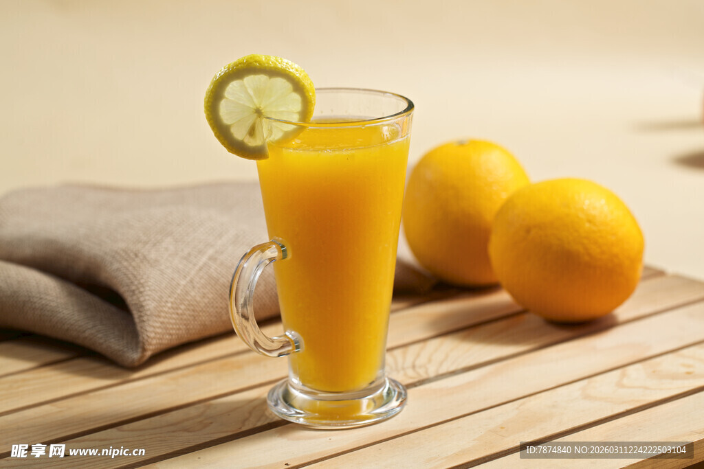 一杯鲜榨橙汁 清新诱人