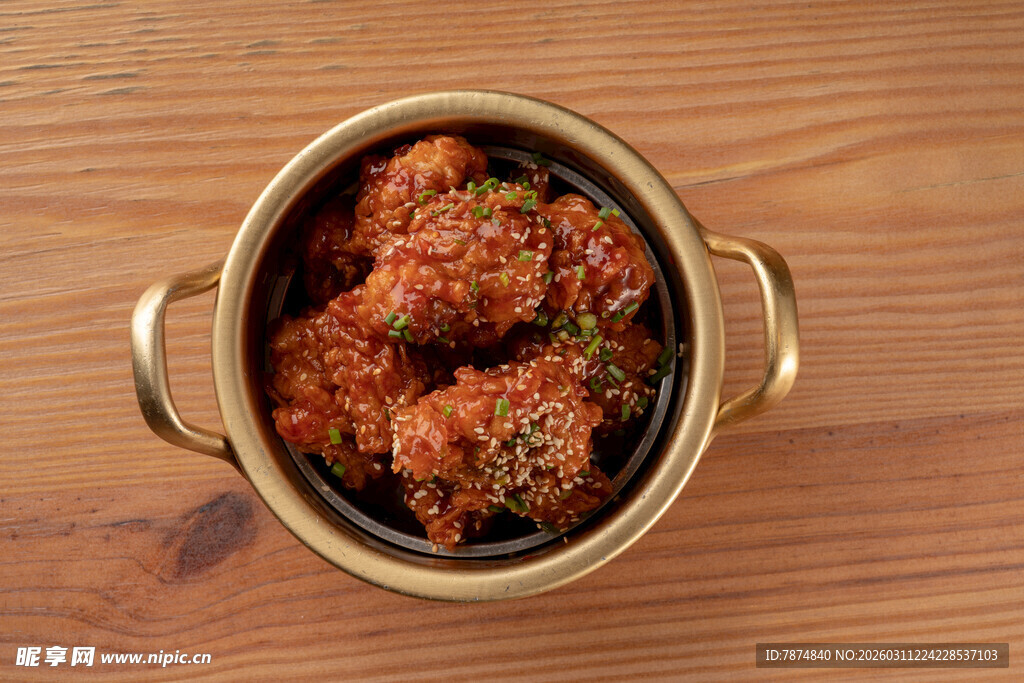 金色碗中的美味肉丸