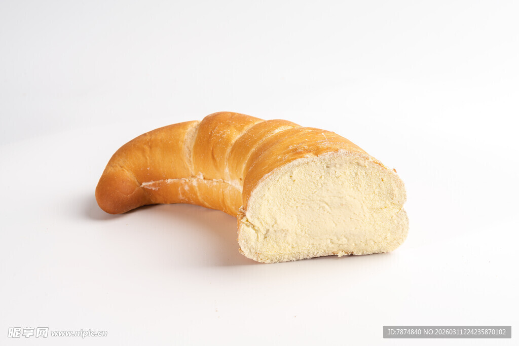 半片美味牛角面包特写
