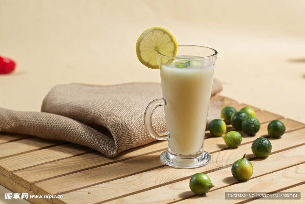 木质台上的清新柠檬饮品