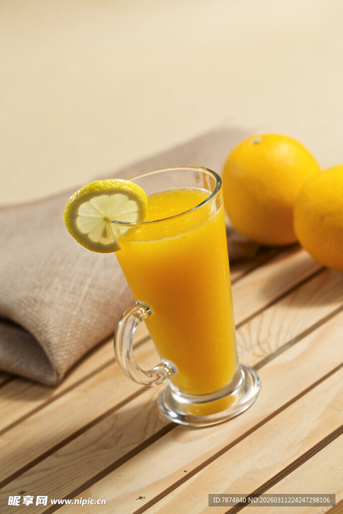 一杯鲜榨柠檬橙汁饮品