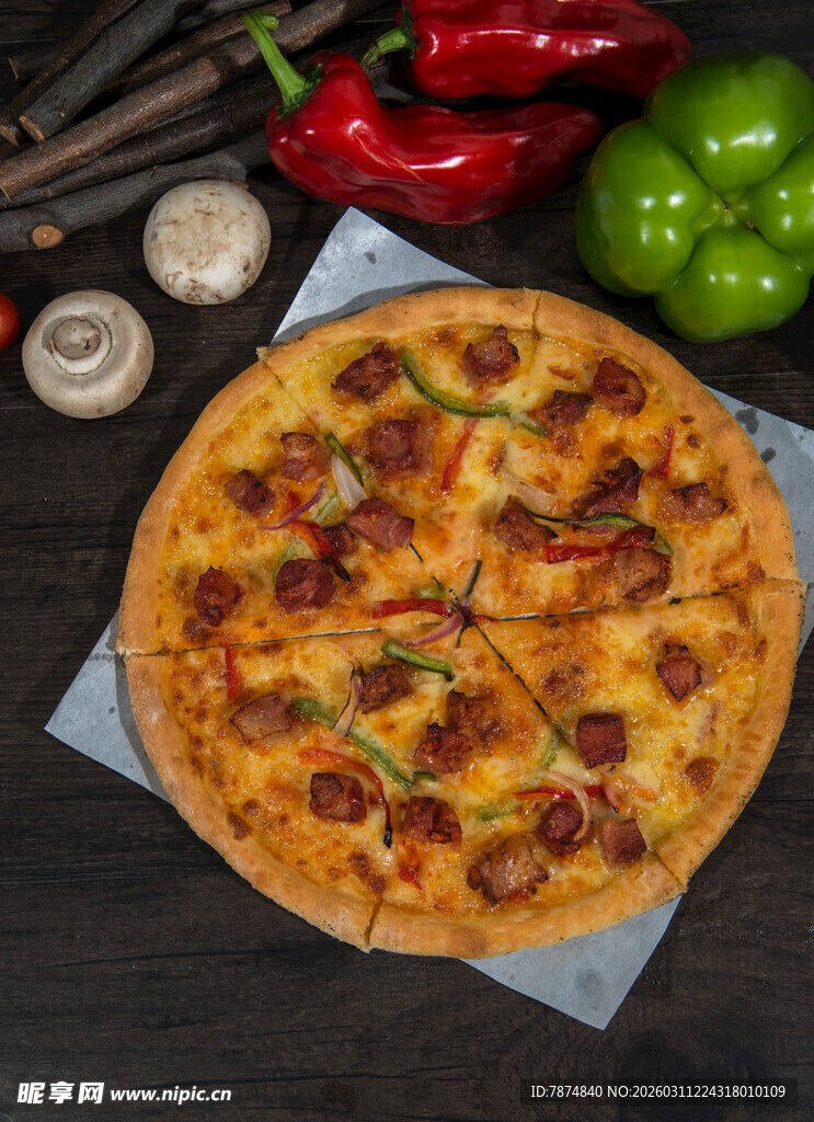 美味香肠披萨摆于桌前