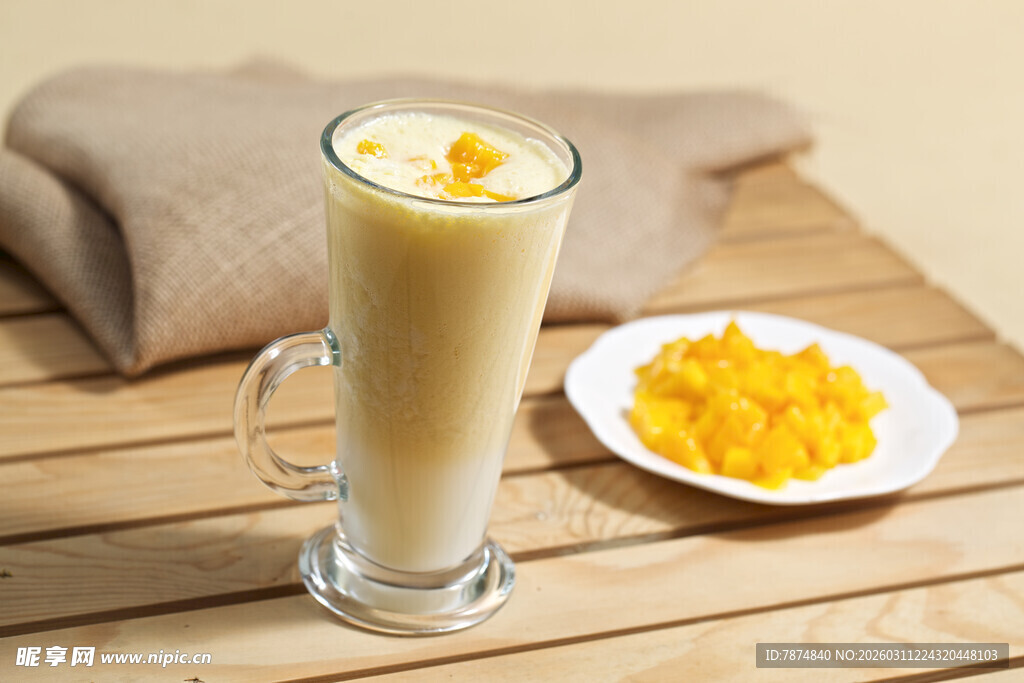 芒果奶昔搭配新鲜芒果粒