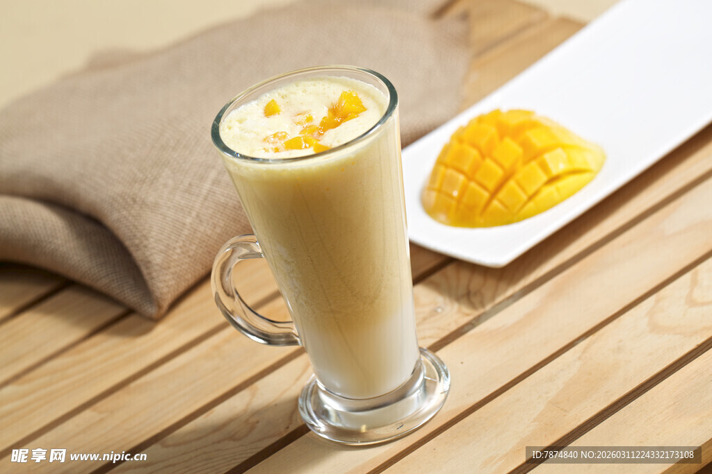 芒果奶昔搭配新鲜芒果块