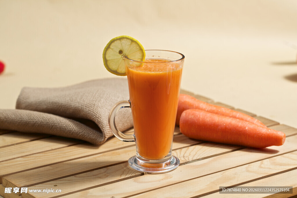 胡萝卜汁配柠檬与胡萝卜