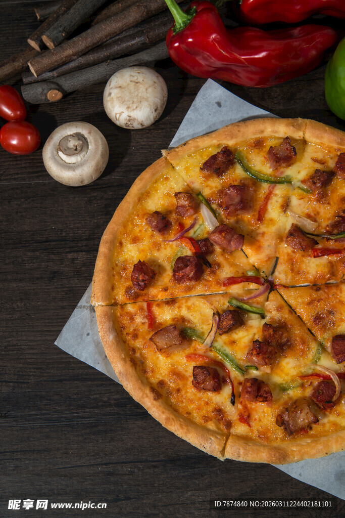 美味香肠披萨摆于桌间