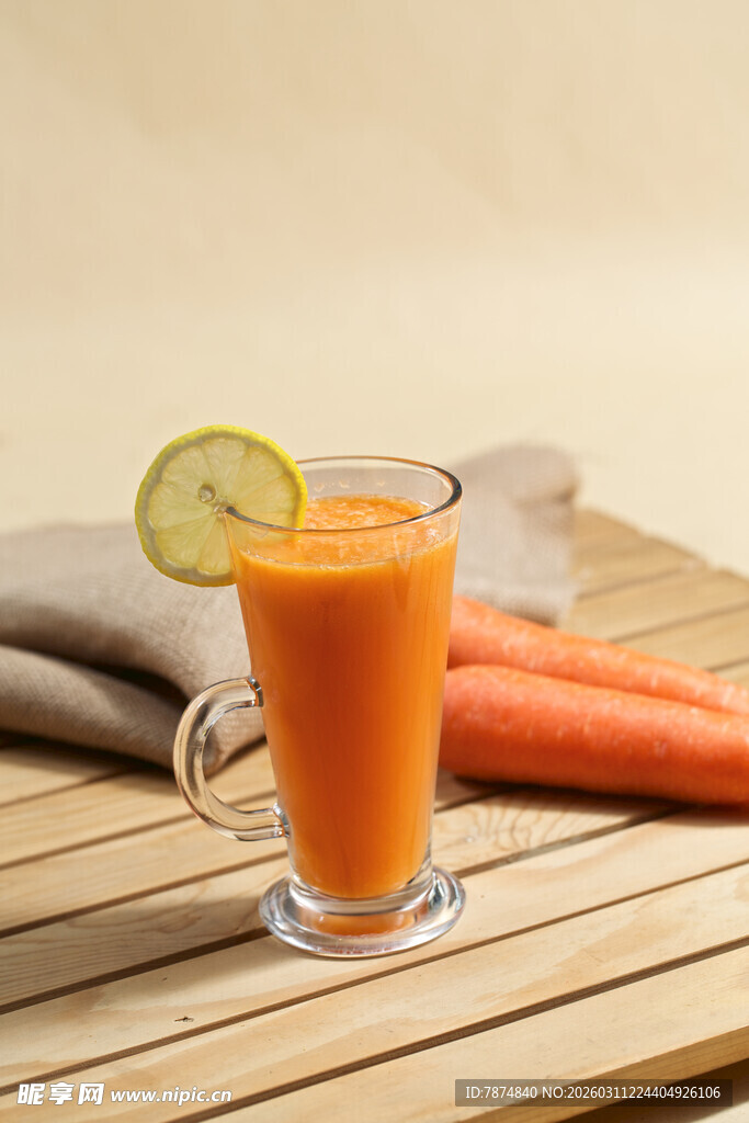 一杯胡萝卜汁配柠檬片