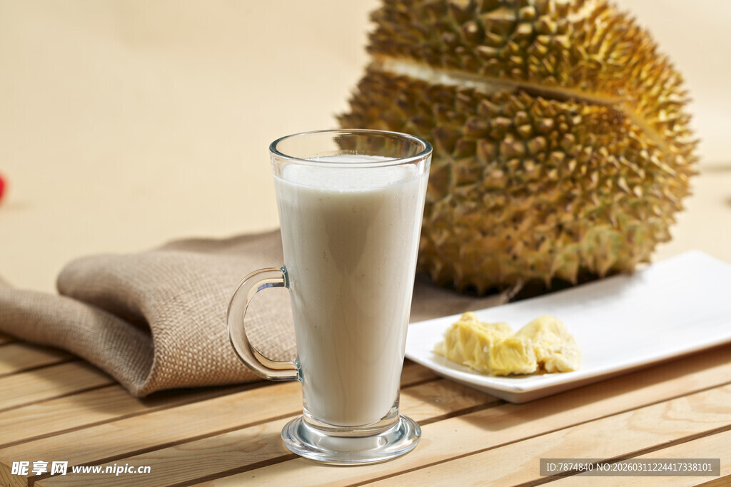 一杯榴莲奶昔与新鲜榴莲