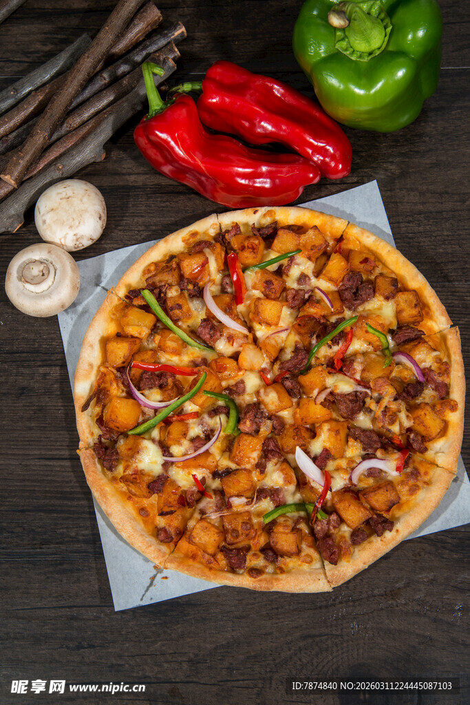 美味披萨搭配多彩蔬菜