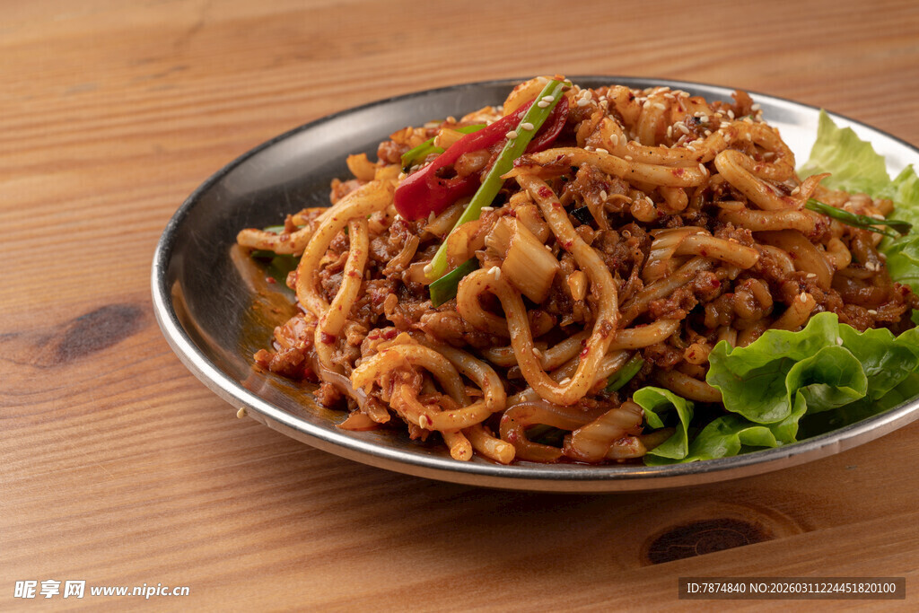 美味炒面配新鲜生菜