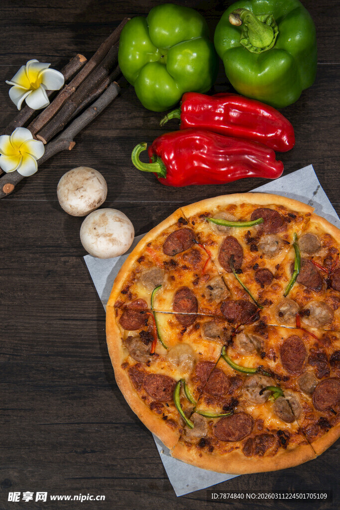 美味披萨搭配新鲜蔬菜