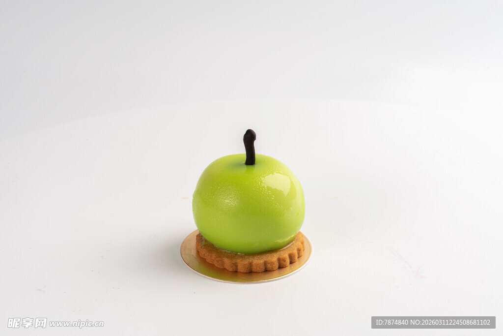 青梨置于木质底座上