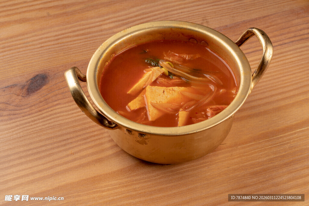 金色容器中的美味汤品