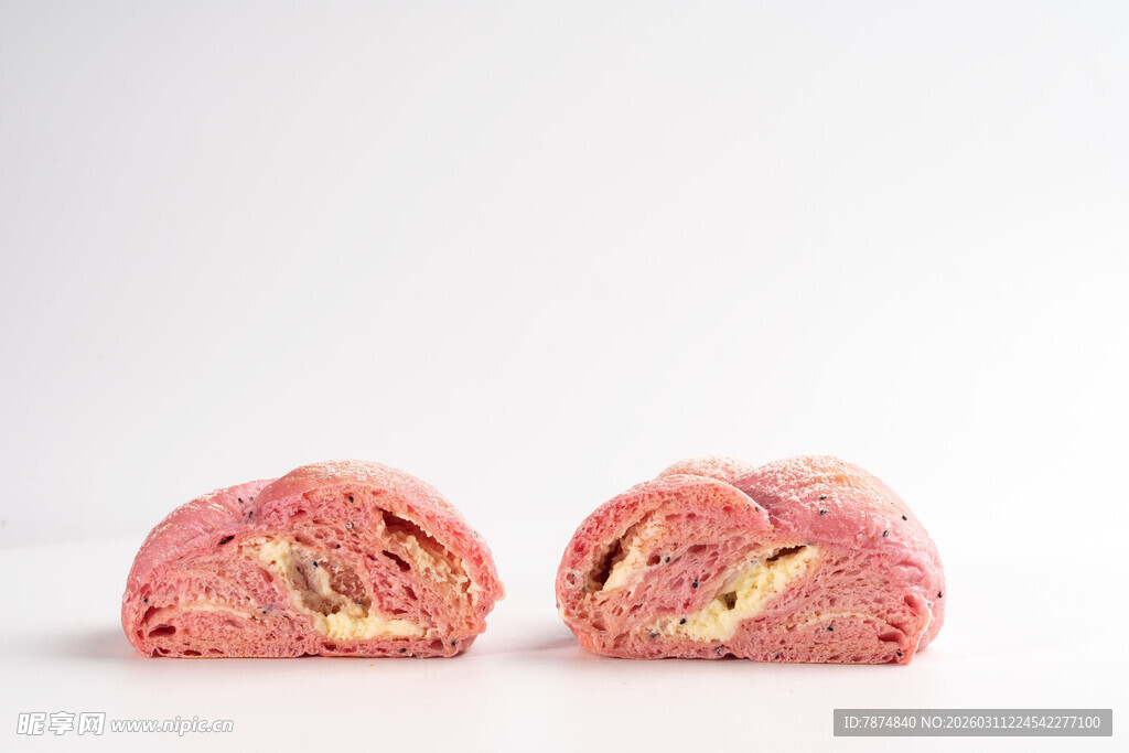 切开的粉色马卡龙面包