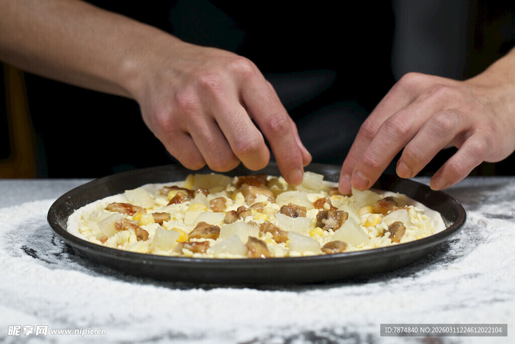 手工制作美味披萨的瞬间