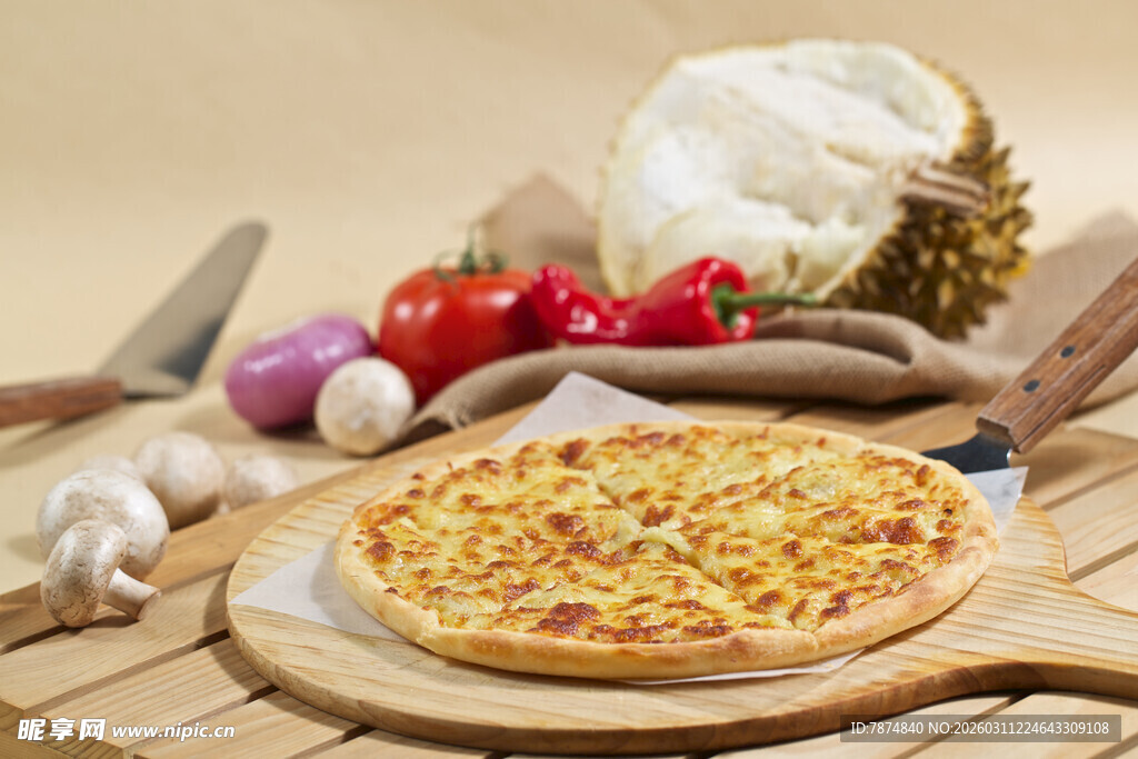 美味披萨搭配多样新鲜蔬菜