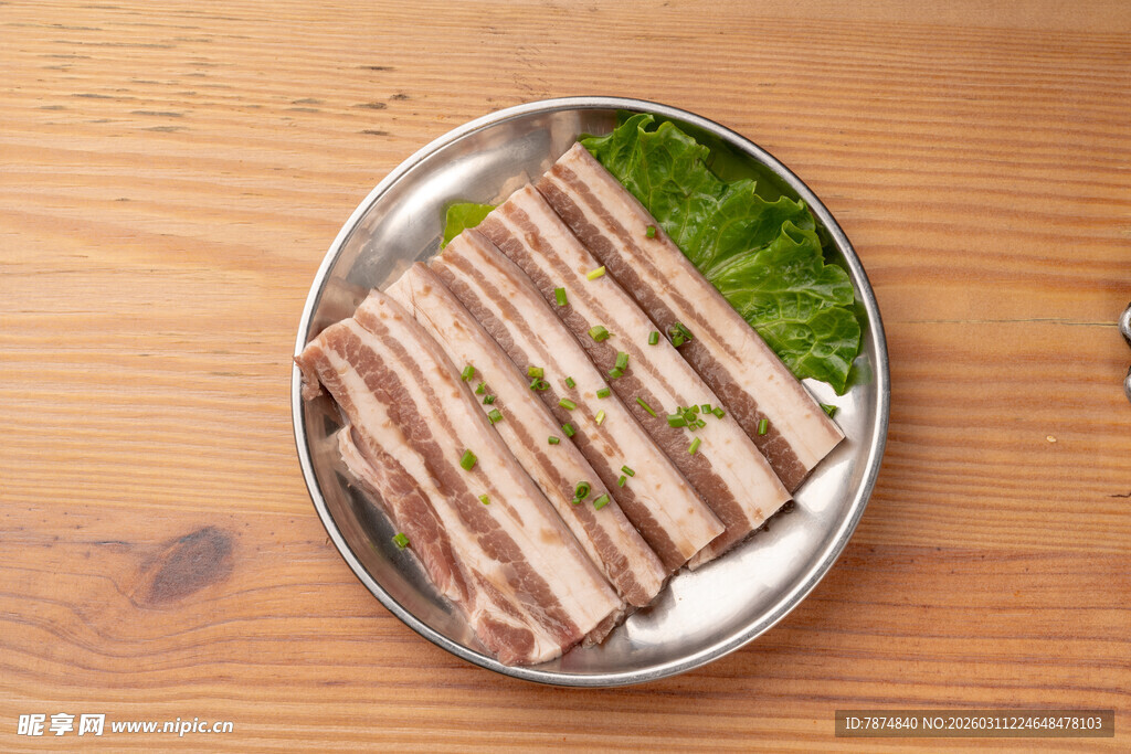 金属盘装切好的美味肉片