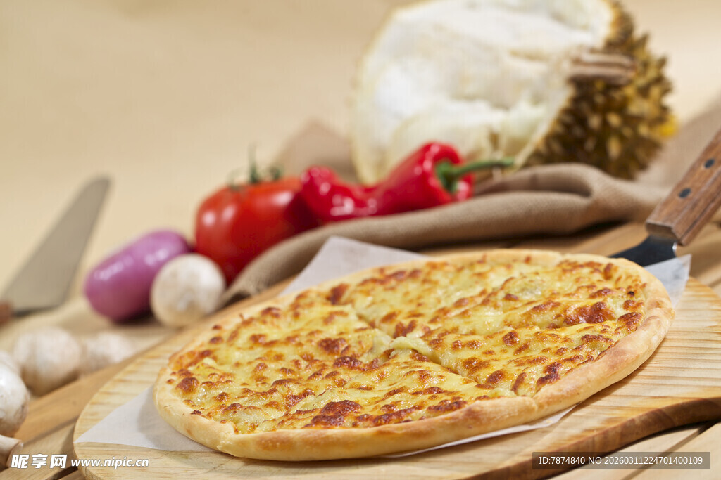 美味披萨置于多样食材间