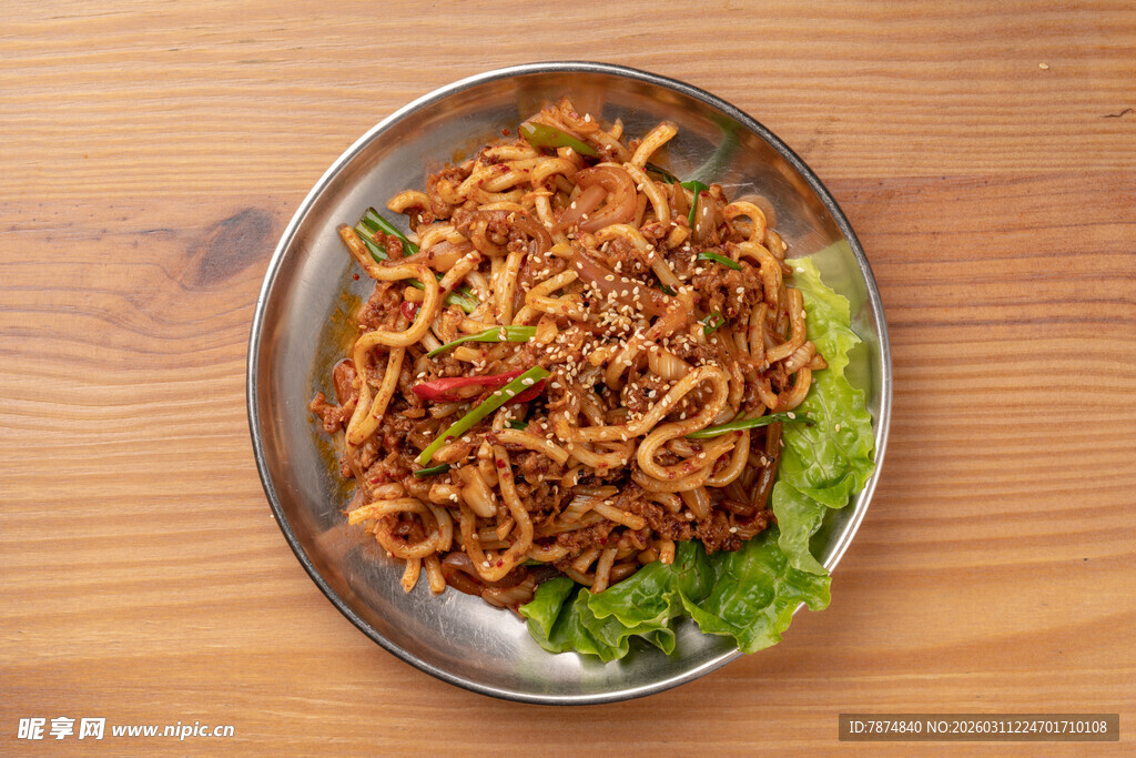 美味炒面摆于木桌之上