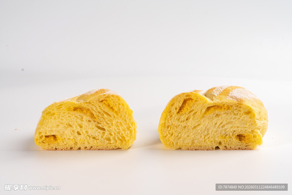 两块美味松软的黄面包