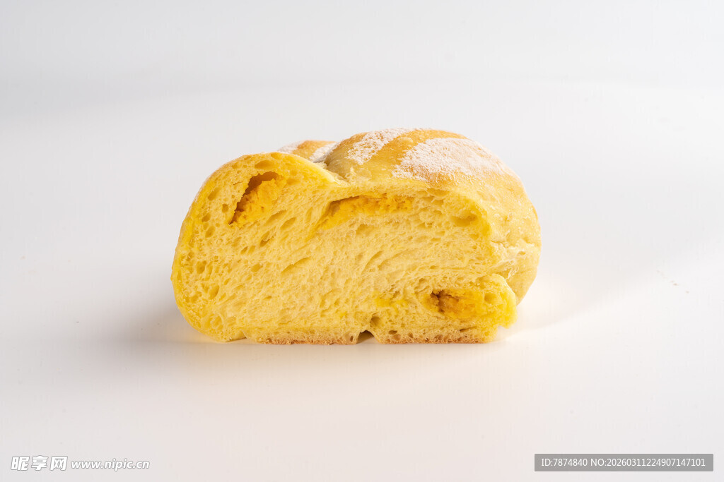 美味蓬松的黄色面包块