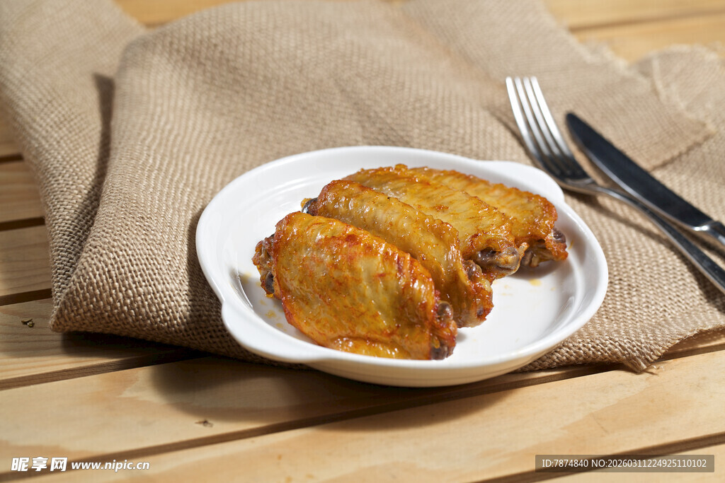 木桌上白盘里的美味炸饺